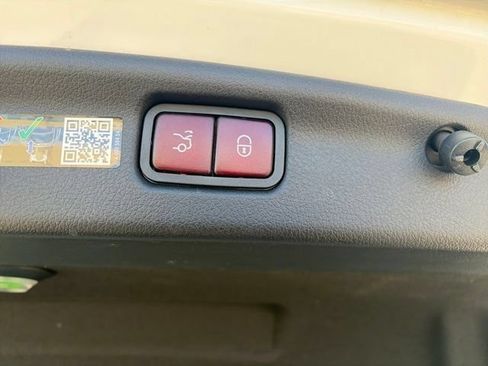 Used 2025 Mercedes-Benz C 300 4MATIC Sedan image 35