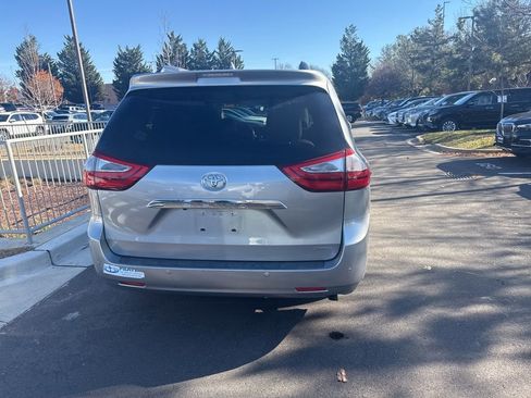 Used 2017 Toyota Sienna Limited Premium image 5
