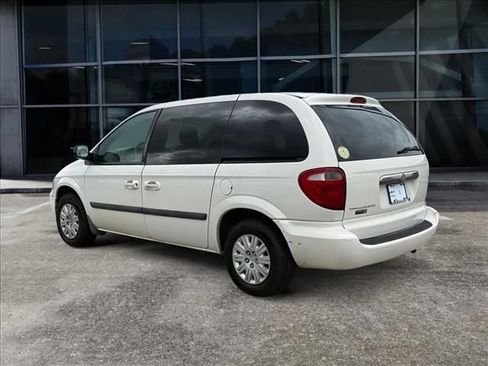 Used 2005 Chrysler Town & Country FWD image 3