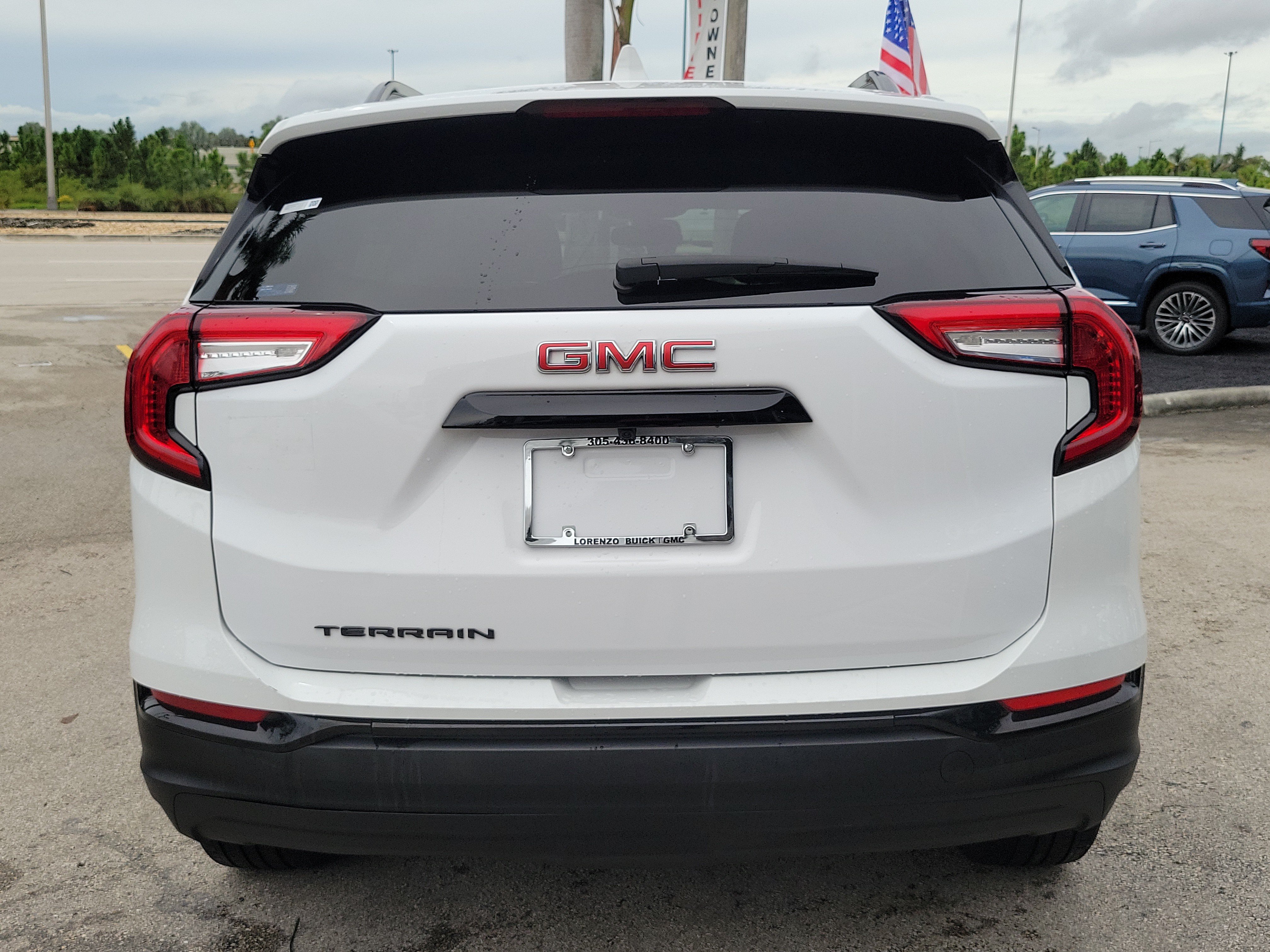 Used 2024 GMC Terrain SLE w/ Driver Convenience Package FWD image 6
