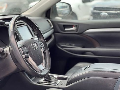 Used 2019 Toyota Highlander XLE AWD/4WD image 13