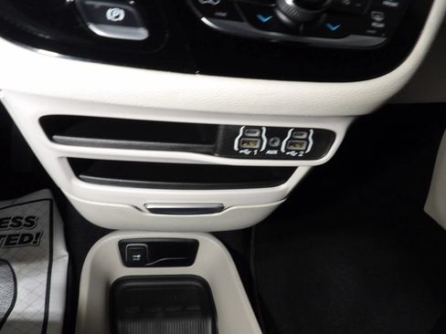 Used 2024 Chrysler Pacifica Limited FWD image 23