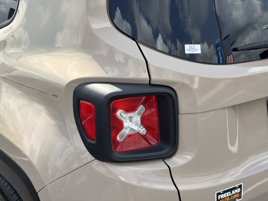 Used 2016 Jeep Renegade Latitude FWD image 11