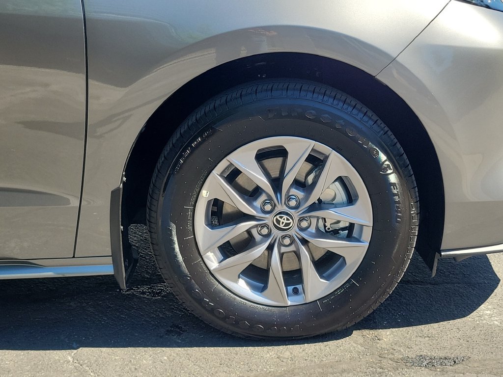 Used 2026 Toyota Sienna LE FWD image 6