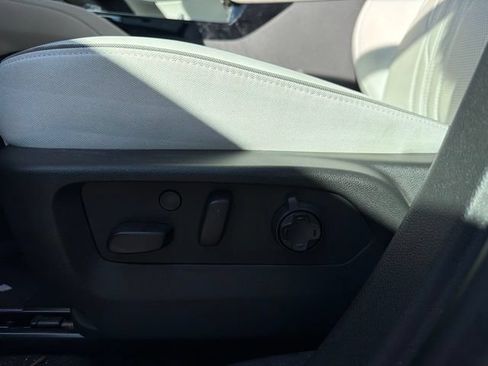 Used 2025 Buick Envision Avenir AWD/4WD image 18