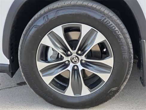 Used 2026 Toyota Highlander XLE image 11