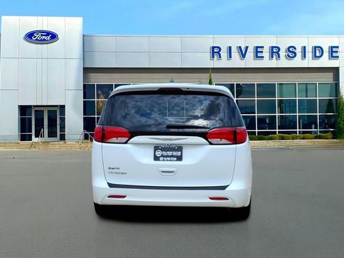 Used 2022 Chrysler Voyager LX FWD image 6