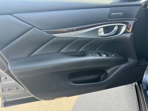 Used 2018 INFINITI Q70 Luxe image 27