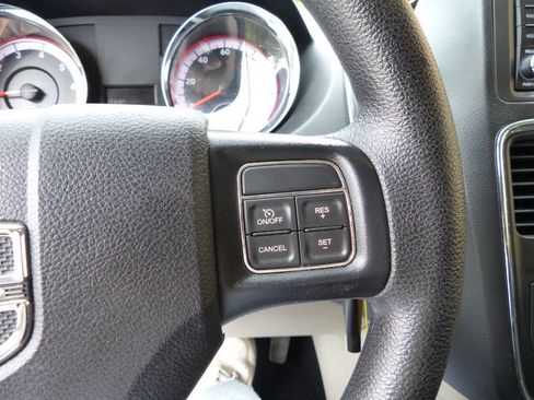 Used 2019 Dodge Grand Caravan SE w/ UConnect Hands-Free Group FWD image 24