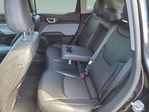 Used 2022 Jeep Compass Latitude w/ Sun and Sound Group AWD/4WD image 8