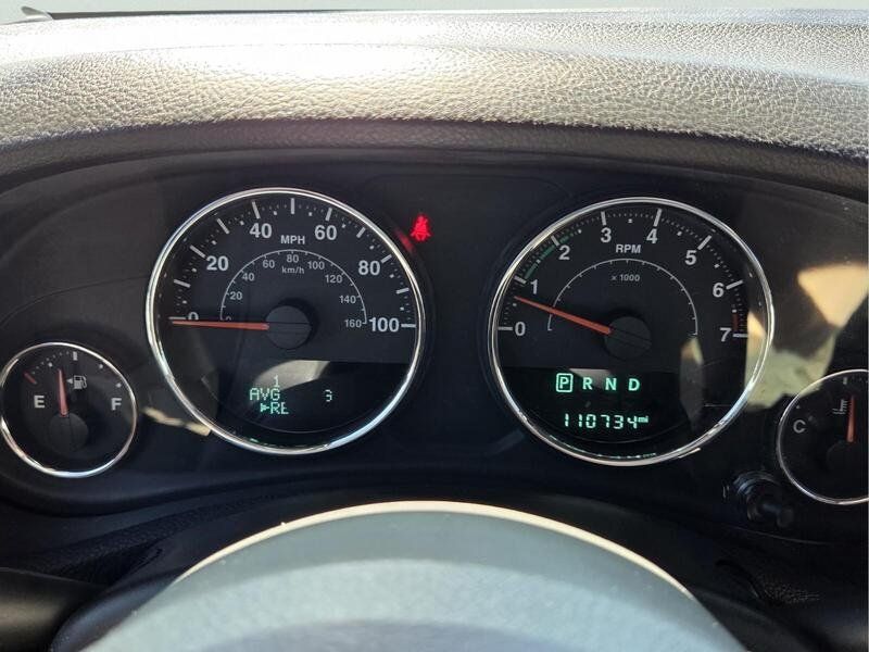 Used 2015 Jeep Wrangler Unlimited Rubicon w/ Connectivity Group AWD/4WD image 31