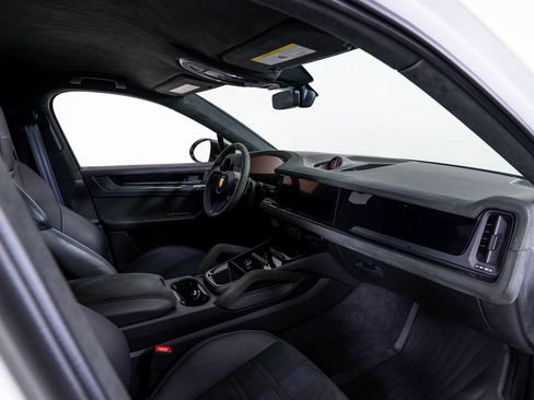 Used 2024 Porsche Cayenne Turbo GT image 16