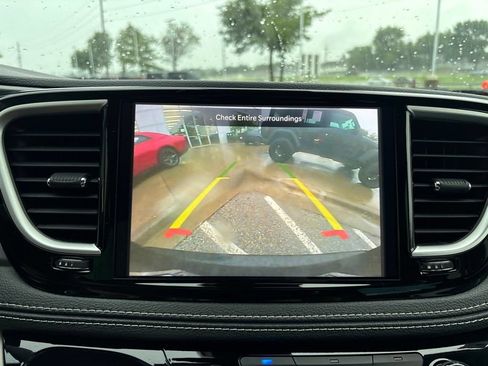Used 2023 Chrysler Pacifica Touring-L FWD image 60