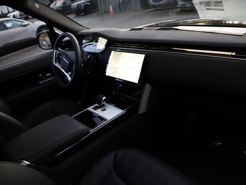 New 2026 Land Rover Range Rover Long Wheelbase SE image 9