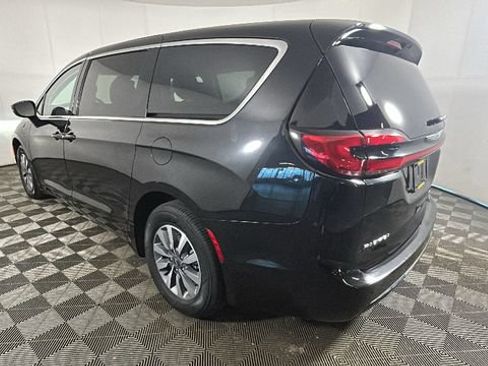 Used 2023 Chrysler Pacifica Touring-L FWD image 4