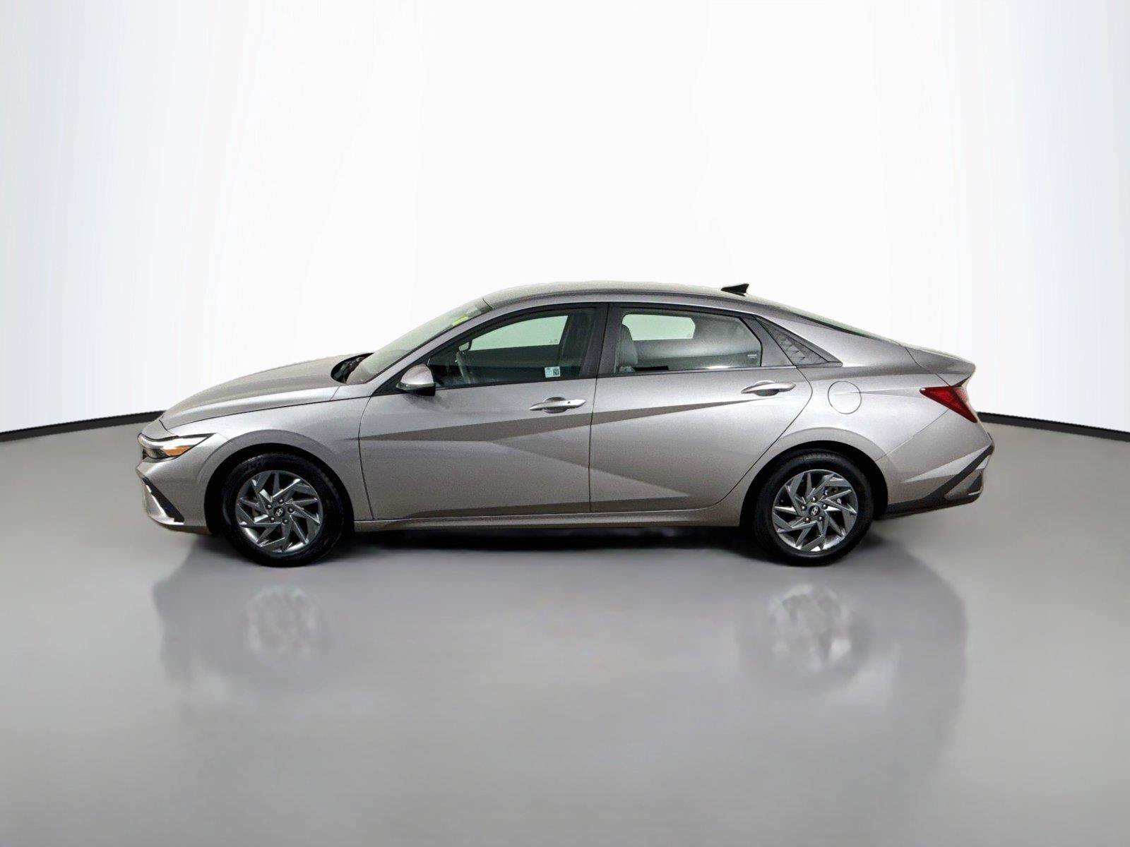 Used 2024 Hyundai Elantra SEL FWD image 8