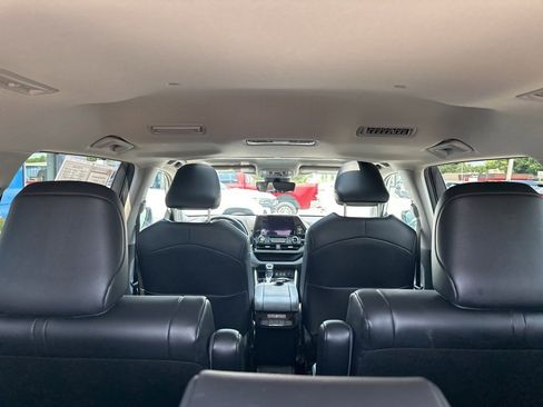 Used 2024 Toyota Highlander XLE image 2