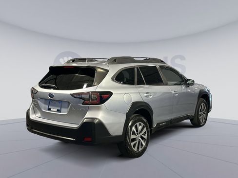 Used 2023 Subaru Outback Premium image 7