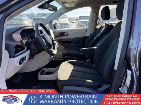 Used 2023 Chrysler Voyager LX image 7