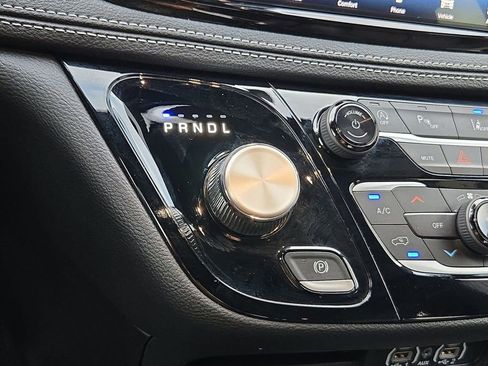 Used 2025 Chrysler Pacifica Select image 20