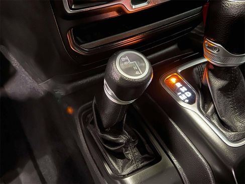 Used 2021 Jeep Gladiator Willys image 29