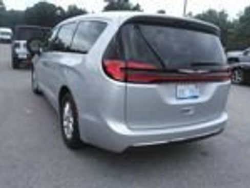 Used 2024 Chrysler Pacifica Touring-L FWD image 5