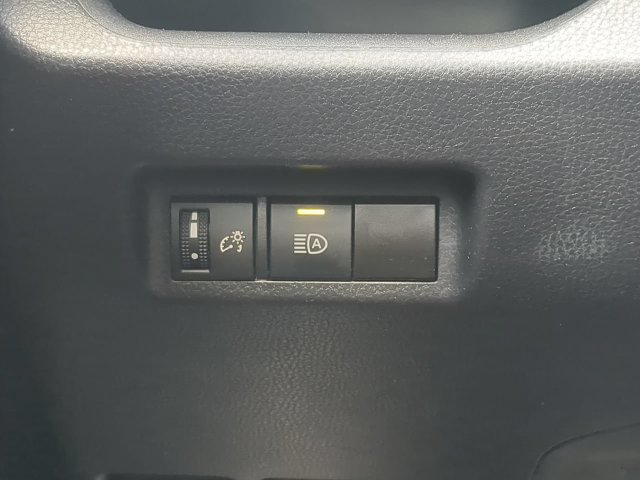 Used 2025 Toyota RAV4 LE AWD/4WD image 25