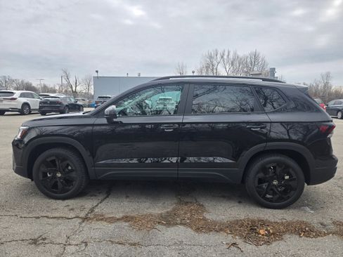 New 2026 Volkswagen Taos SE image 2