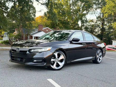 Used 2018 Honda Accord Touring image 2