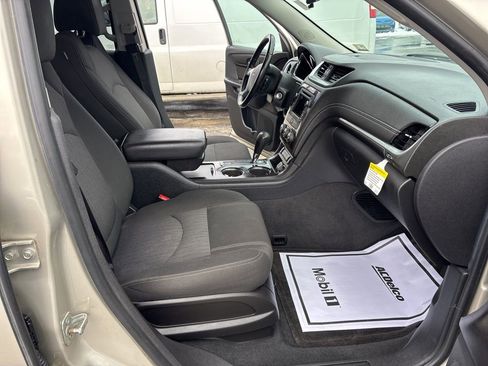 Used 2017 Chevrolet Traverse LT w/ Style and Technology Package image 19