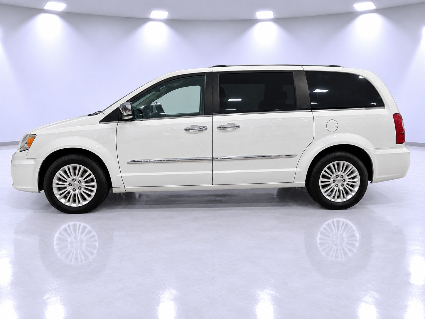 Used 2013 Chrysler Town & Country Limited FWD image 4