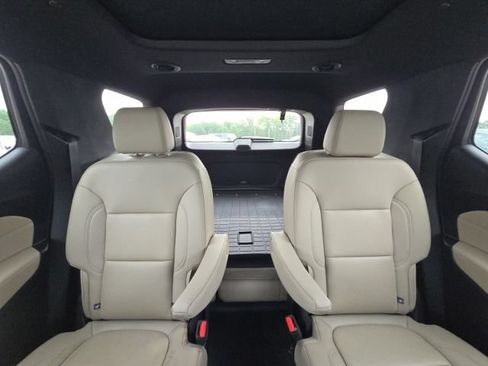 Used 2023 Chevrolet Traverse LT w/ LT Premium Package FWD image 18