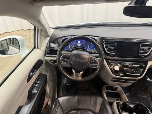 Used 2020 Chrysler Pacifica Touring-L Plus w/ Tire & Wheel Group FWD image 14