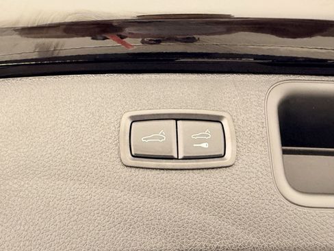 Certified 2025 Porsche Macan image 37