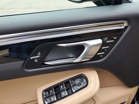 Used 2025 Porsche Macan image 28