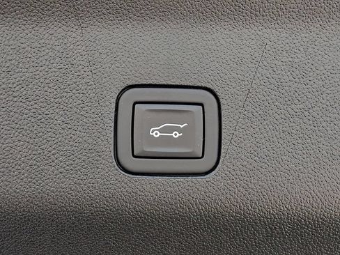 Used 2025 Chevrolet Suburban Premier AWD/4WD image 32