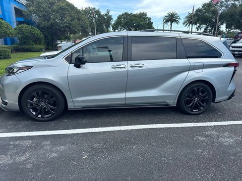 Used 2021 Toyota Sienna XSE FWD image 6