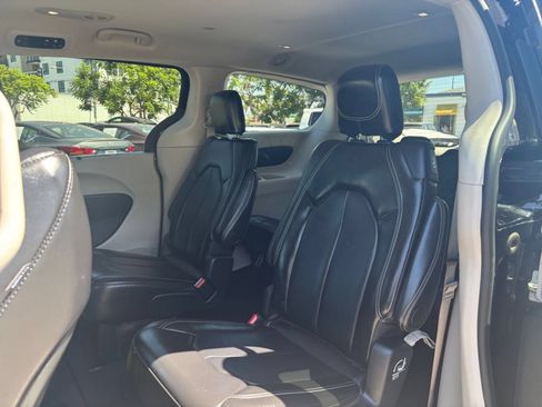 Used 2024 Chrysler Pacifica Touring-L FWD image 27