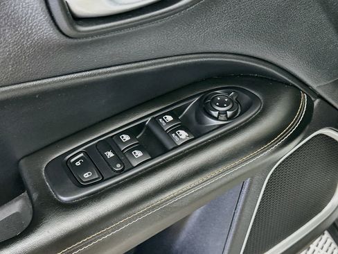 Used 2019 Jeep Compass Latitude w/ Popular Equipment Group AWD/4WD image 15