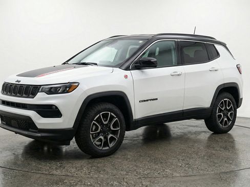 Used 2025 Jeep Compass Trailhawk AWD/4WD image 3