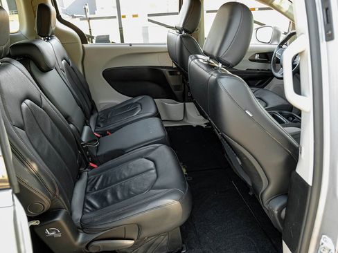 Used 2019 Chrysler Pacifica Touring-L image 48