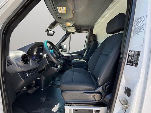 Used 2021 Mercedes-Benz Sprinter 4500 image 2
