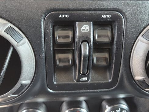 Used 2018 Jeep Wrangler Unlimited Sport S AWD/4WD image 32