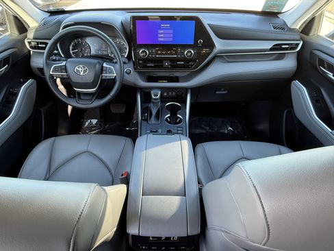 Used 2023 Toyota Highlander XLE image 27