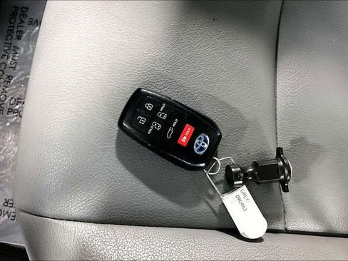 Used 2023 Toyota Sienna XLE AWD/4WD image 31