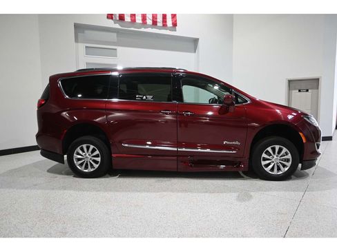 Used 2018 Chrysler Pacifica Touring-L FWD image 5