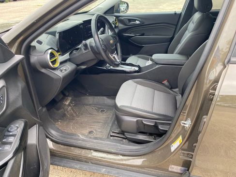 Used 2024 Chevrolet Trax LT w/ Sunroof Package FWD image 11