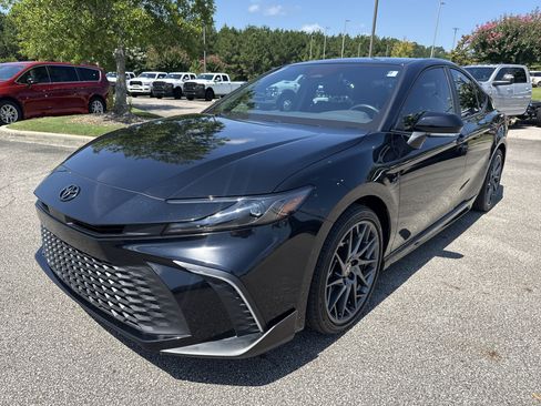 Used 2025 Toyota Camry SE w/ Convenience Package FWD image 3