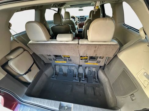 Used 2013 Toyota Sienna XLE image 11