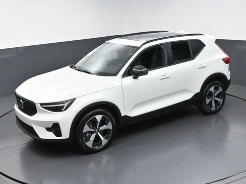 Used 2026 Volvo XC40 B5 Plus AWD/4WD image 45